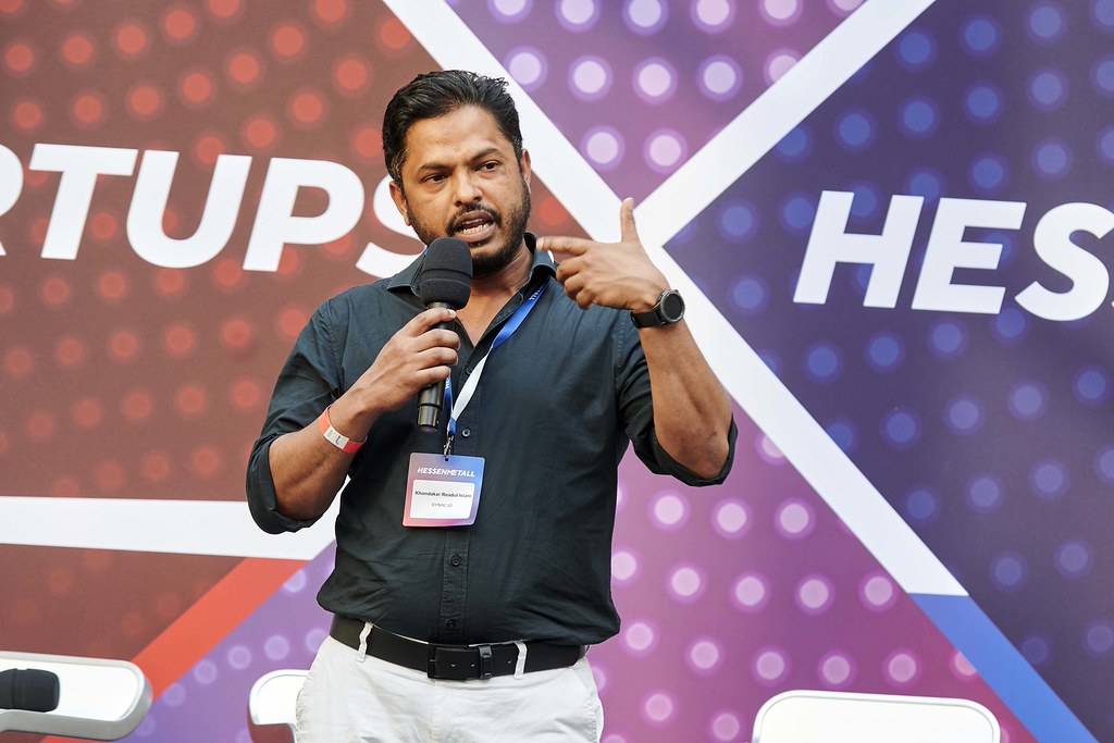 Presenting SYNAC.IO to the audience at STARTUPS X HESSENMETALL 2026